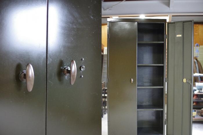 鉄製のミリタリーな戸棚保管庫